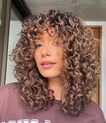 Cabelos cacheados e longos: Ideias de cortes em camadas para se inspirar e  valorizar os cachos