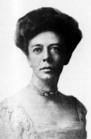 Natalie Sumner's Instagram, Twitter & Facebook