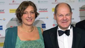 Die potsdamer wohnung von vizekanzler olaf scholz (spd) wird von polizisten bewacht des objektschutzes gelten demnach für die wohnung des politikers, aber nicht für andere in dem haus. Olaf Scholz Privat Seit Uber 30 Jahren Verheiratet So Tickt Der Spd Kanzlerkandidat News De