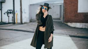 Kennt jemand echt gute amerikanische , englsiche und deutsche youtuberinnen die sich mit fashion lifestyle beauty und auch vllt diys beschäftigen? 15 Style Youtubers To Follow In 2018 Amex Essentials