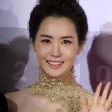 According to dispatch, lee seung gi and lee da in stopped at a bank, entering and exiting at different times. Lee Da Hae Bio Family Trivia Famous Birthdays