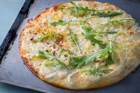 Recette De Pizza Blanche A La Mozzarella Di Buffala Avec Le Four Absolute Whirlpool Rapide Recette Mozzarella Di Buffala Recette Pizza Pizza Blanche