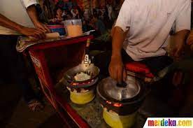 Cara Memasak Kerak Telor Ini Cukup Unik Dengan Menggunakan Wajan Kecil Kerak Telor Tidak Dimasak Di Atas Kompor Namun Dimasak Di A Makanan Cara Memasak Telor