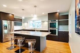 Debes tener en cuenta cual es el tipo que más se acomoda tanto a tu gustos, espacio y presupuesto. Cocinas Color Marron Elegantes Y Modernas Para Todo Estilo Decorativo