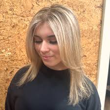 After and before by @jenna.be.hair 🤩 . . . #afterandbefore #beforeandafter  #hairtransformation #transformation #shadeseq #redken @redkenpro @oribe  @bumbleandbumble