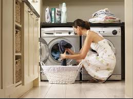 Mencuci baju bayi dan menghilangkan kekotoran dari pakaian si manja mungkin tugas yang bosan sumber gambar: Kesalahan Yang Paling Banyak Dilakukan Orang Saat Mencuci Pakaian