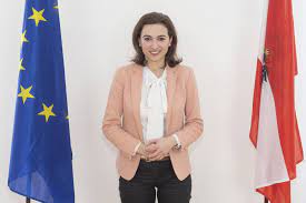 From wikimedia commons, the free media repository. Am Dreikonigstag Ministerin Alma Zadic Wurde Mama Eines Gesunden Buben