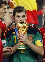 Sans oublier celle de la roja. Pin By Canavaro B10 On Fifa Moments Iker Casillas Real Madrid Football Football Images