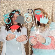 Free wedding checklist for couples. Diy Photobooth Props