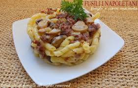 Da bambini mia mamma ce li preparava con un sugo di polpettine grandi come le nocciole così da farci mangiare la carne che. Fusilli Napoletani Con Funghi E Carne Macinata Ricetta
