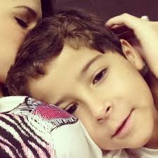 Bruna Marquezine posta foto dando beijo em Luiz Felipe Mello