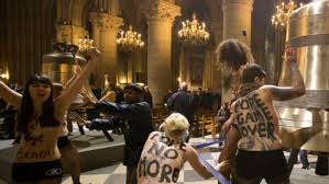 Femen: Nackt-Aktivistinnen feiern den Papst-Rücktritt