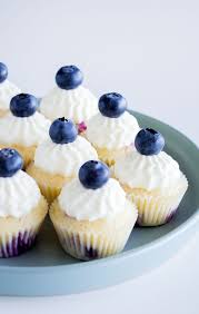 Blaubeer Zitronen Cupcakes Wundertortchen Blaubeer Zitronen Cupcake Sarah Recettesdegateaux En 2020 Recette Cupcake Gateau Au Citron Moelleux Gateau Bonbon