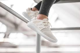 Ein elastikriemen über dem vorderfuß und das innovatives schnürsystem sorgen für eine optimale passform der adidas schuhe. Release Reminder Girls The Adidas Originals Tubular Viral W In Beige And Black Will Be Available At Our Sho Sportschuhe Damen Adidas Schuhe Beige Schuhe