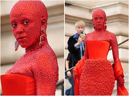 Những khoảnh khắc thời trang đáng nhớ nhất 2023: Doja Cat đính 30000 viên  đá lên người, túi Jacquemus “chạy” cháy phố