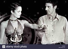 Nommé pour son rôle dans la belle époque de nicolas bedos, daniel auteuil semblait plus heureux que jamais, entouré des siens pour cette soirée si spéciale. La Fille Sur Le Pont Stockfotos Und Bilder Kaufen Alamy