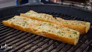Das knoblauchbrot ist eine köstliche beilage zu gegrilltem fleisch. Knoblauchbrot Rezept Garlic Bread Mit Parmesan Zum Selber Machen Livingbbq De Knoblauchbrot Rezept Knoblauchbrot Rezepte