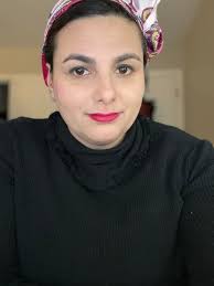 What is a nice short hairstyle for my sister's introduction?