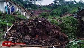 .longsor susulan di desa cihanjuang, kabupaten sumedang, jawa barat, masih berpotensi ada 27 orang yang dinyatakan hilang dalam bencana longsor di kecamatan cimanggung, kabupaten. P4zgjdzxeltojm