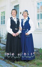 Ekte norsk bunadsølv med livstidsgaranti • laga på voss • finn komplett utval av vakkert bunadsølv til bunader og folkedrakter. Kvinnebunad Fra Honefoss Store Norske Leksikon
