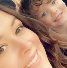 窩心感動】4歲男童為弱聽爸媽主動做手語翻譯電影內容| 生活熱話