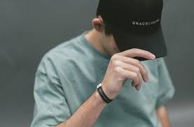 Gambar Orang Pake Topi