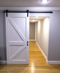 Porta Com Sistema De Correr Aparente Pintura De Laca P U Branco Acetinado Sayerlack Portas De Correr Do Celeiro Portas Estilo Celeiro Portas Interiores