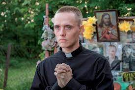 Tradycyjna procesja, sypanie kwiatów, eucharystyczne pieśni śpiewane przez tłumy na ulicach… Recenzja Filmu Boze Cialo Rez Jan Komasa