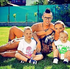Som rád, že môžem podporiť dobrú vec.priniesol som deťom dresy a šiltovky, verím, že im tieto darčeky spríjemnia vianoce. Topmodelka Sklenarikova Zmarene Plany S Domom Co S Tym Ma Futbalista Hamsik Novy Cas