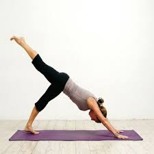 Rechauffement 5 5 Fente Avec Flexion Arriere En Torsion Yoga Du Soir Ma Seance Detente Avant De Dormir Yoga Du Soir Yoga Seance Yoga