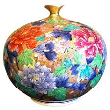 A beautiful imari white porcelain and turquoise blue and gold urn ginger jar vase or vessel, circa 1960s, japan. Gold Imari 47 For Sale On 1stdibs