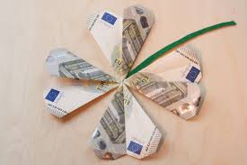 Origami herz aus geld falten und als kreatives geldgeschenk zur hochzeit verschenken. Glucksklee Finale Diy Geschenke Gutschein Geld Falten Geburtstag Geschenke Geld Verschenken