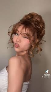 Lindsay Stoddard's Instagram, Twitter & Facebook