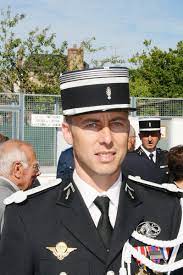 De nombreuses municipalités ont décidé de rendre hommage à arnaud beltrame en donnant son nom à une en effet, la famille ne souhaiterait pas que le nom du colonel orne les rues des municipalités. French Police Officer Who Swapped Places With Hostage Dies