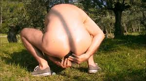 Consolador de oruga anal desnuda en el bosque