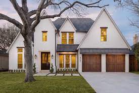 A white house paired with tan exterior trim, however, has an instant and cozy warmth. How To Match Stucco Paint Color For The Facade Of The House 50 Exterior Ideas