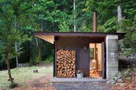 Cabane Habitable En Beton Bois Et Acier Avec Rangement Pour Le Bois De Chauffage Cabane Bois Cabanes Modernes Maison De Vacances