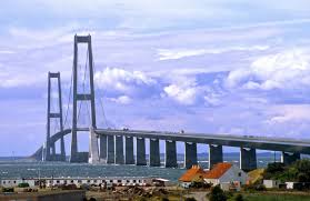 Die brücke hat eine länge von 13 kilometer und verbindet die insel fünen mit seeland. Die Storebaelt Brucke Uber Den Grossen Belt Infos Tipps 2021