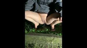 パーカーの女の子は外でズボン小便をしゃがまない - Pornhub.com