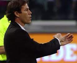 Rimasto nella memoria di tutti per il famoso gesto del violino dell'ottobre 2014, e per alcune dichiarazioni al vetriolo contro il presunto potere forte dei bianconeri, rudi garcia è dunque vicino a. Messi Minutes On Twitter Amazing This Is Why Rudi Garcia Got Sent Off Playing An Imaginary Violin After The First Juventus Penalty Http T Co Cuh3nep2x0