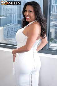 Big-titted, curvy wife and mom Nikki wants to show you what shes got - Nikki  Brava (74 Photos) - 50 Plus MILFs