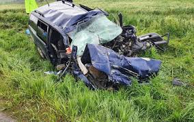 Din ce reiese din urmele de franare, soferul a intrat pe contrasens. Foto È™i Video Accident Grav In JudeÈ›ul BraÈ™ov Intre O MaÈ™inÄƒ È™i Un Tir Patru Persoane Au Murit Stirileprotv Ro