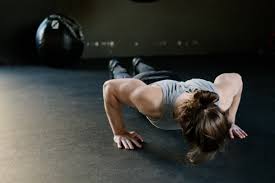 Obwohl die anzahl der fitnessstudios in jeder stadt recht groß ist, trainieren viele menschen lieber zu hause, da dies unbestreitbare vorteile hat. Die Effektivsten Brust Ubungen Fur Zuhause