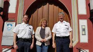 Um sich näher kennen zu lernen, stellte sich der neue „schutzmann vor ort bei seinem antrittsbesuch im rathaus der bürgermeisterin claudia blum und dem leiter des ordnungsamtes markus haumann persönlich vor. Polizeioberkommissar Andreas Georg Neuer Schutzmann Vor Ort In Homberg Ohm Metropolnews Info