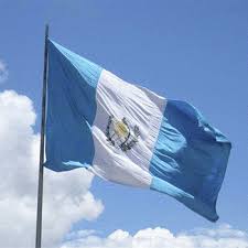 4 con motivo de esta gran celebración se realizan actos conmemorativos como desfiles y ceremonias, en los cuales se. La Bandera Simbolo Patrio De Guatemala Aprende Guatemala Com