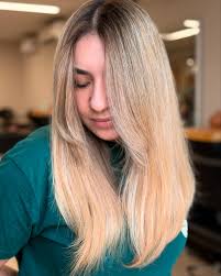 Si estabas esperando una señal… ¡aquí está! 💛 Aquí te dejamos un poco de  inspiración para tu próximo cambio de look blonde. 💇🏼‍♀️ 🕙 Te esperamos  de martes a sábado, de 10 am