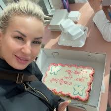 Tara Singleton's Instagram, Twitter & Facebook