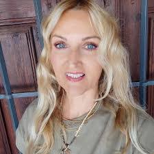 Eva Kane's Instagram, Twitter & Facebook