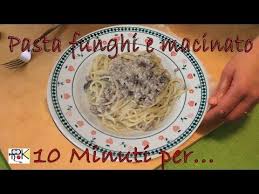 Il ragù di carne con verdure e funghi porcini è una salsa base molto usata nella nostra cucina per condire della pasta o come. Pasta Con Funghi E Carne Macinata Guide Di Cucina