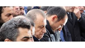 Tecrübeli futbolcu cenaze namazı sırasında gözyaşlarına engel olamadı. Ankara Daki Saldirida Olen Umut Bulut Un Babasi Ugurlandi Ntv